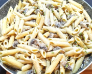 Penne aux champignons en sauce crémeuse à la moutarde