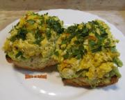 Tartines avocat-oeufs brouillés