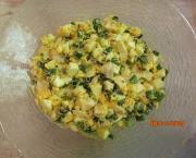 Salade aux oeufs et tiges d'oignons nouveaux