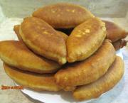 Beignets au fromage frais avec des fanes d'oignons nouveaux (Pateuri ou Pirojki)
