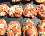 Crostini tomates, allumettes de jambon et mozzarella - Recette en vidéo
