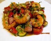 Papillotes de crevettes avec du saucisson à l'ail et des légumes