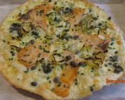 Pizza blanche au saumon fumé et à la cancoillotte