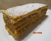 Gâteau aux pommes à la pâte sablée comme un Millefeuille