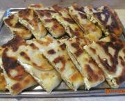 Galettes à la poêle au fromage frais et à la ciboulette (Placinte cu branza la tigaie)