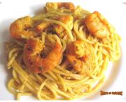 Spaghetti aux crevettes, sauce au yaourt et épices
