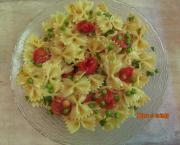 Salade de pâtes, petits pois et tomates cerises