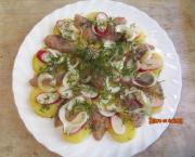 Salade de pommes de terre tièdes aux harengs fumés, radis et aneth