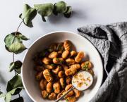 Gnocchi de pommes de terre gratinés en sauce tomates