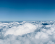 Tête dans les nuages