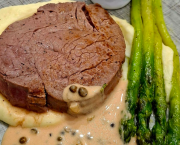 Tournedos et asperges rôties sauce au poivre vert