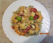 Pâtes avec des crevettes aux tomates cerises, feta et ail