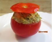 Tomates farcies au poulet, avocat et olives