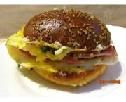 Sandwich chaud aux oeufs, jambon et fromage