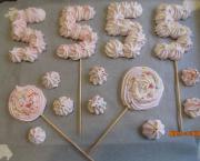 Décors en meringue pour des gâteaux d'anniversaire