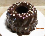 Gâteau très moelleux au chocolat et aux noisettes avec glaçage
