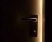 Lourder : être mis à la porte.
