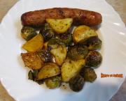 Saucisses de Toulouse au four avec des pommes de terre et des choux de Bruxelles