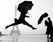 Baiser devant la Tour Eiffel