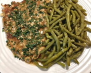 Escalopes de dinde panées à la ciboulette, en sauce au vin blanc