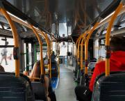 Ülünk a buszon