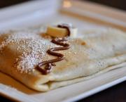 Crêpes banane, beurre de cacahuètes et sauce au chocolat