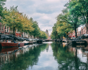 Les secrets des canaux d’Amsterdam et son lien historique avec l’eau : entre patrimoine et innovation