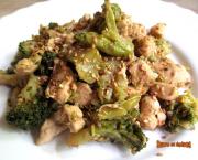 Poulet et brocoli sautés au sésame