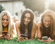 Comment les réseaux sociaux et les réunions en ligne façonnent notre réalité