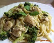 Linguine au poulet et brocoli, sauce au pesto et yaourt à la grecque