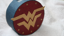 super-héros en carton