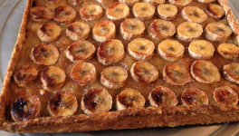 Tarte à la banane caramélisée et au pain d'épices
