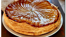 Galette des rois au chocolat et pâte feuilletée maison.