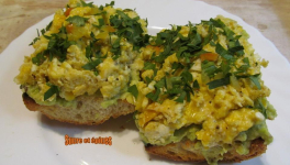 Tartines avocat-oeufs brouillés