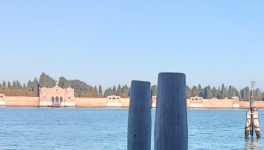 Loins l'un de l'autre