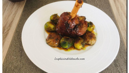 Souris d'agneau au thym, choux de Bruxelles et champignons de Paris.