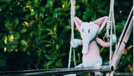 Écrire un texte comportant les mots imposés suivants :Aviateur, balançoire, cabinet, dollars, ergothérapeute, filon, gaspillage, honneur