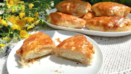 Feuilletés au fromage frais avec de la pâte filo maison (Placinte impaturite cu branza)