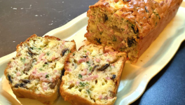 Cake salé aux jambon, fromage et champignons - Recette en vidéo 