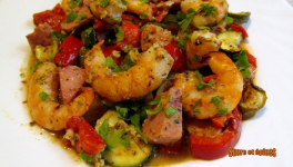 Papillotes de crevettes avec du saucisson à l'ail et des légumes