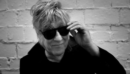 ARNO : « IL Y A PLUS DE ROCK DANS UN SALON DE COIFFURE QUE CHEZ LES ROCKEURS »