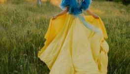 Écrire un texte avec les mots suivants :Charade, dominical, émotions, financier, garde, hypocrisie,Invitation, jolie