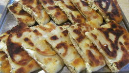 Galettes à la poêle au fromage frais et à la ciboulette (Placinte cu branza la tigaie)