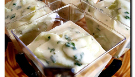 Verrines de cornichons sauce au fromage blanc.