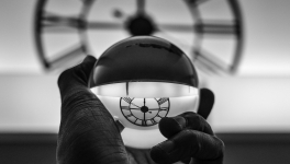 Le Temps n'est qu'un instant présent, qui oublie le passé ne saurait comprendre l'avenir