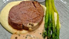 Tournedos et asperges rôties sauce au poivre vert