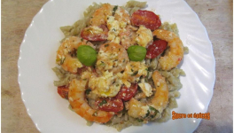 Pâtes avec des crevettes aux tomates cerises, feta et ail