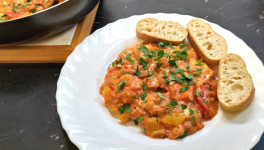 Poêlée de légumes façon chakchouka au fromage - Recette en vidéo  