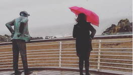 La femme au parapluie rose intrigue M. Hulot