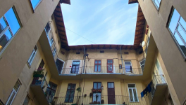 Par la fenêtre. Chapitre 1.Elle